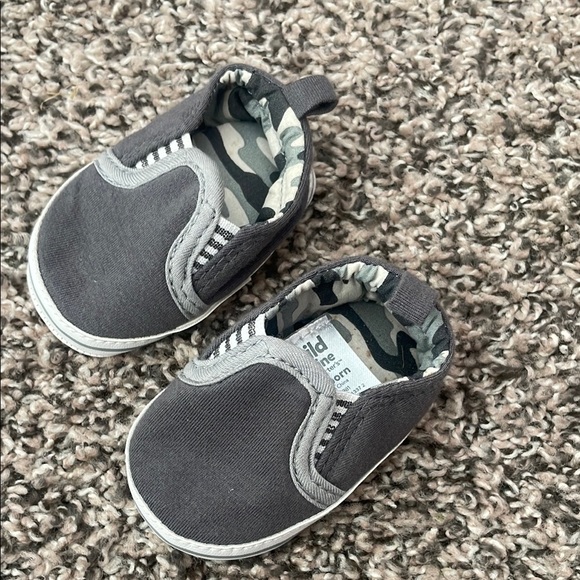 Carter's Baby Boy Matching Sets - 5 onesies, 3 pants and 1 pair of shoes! - Picture 12 of 13